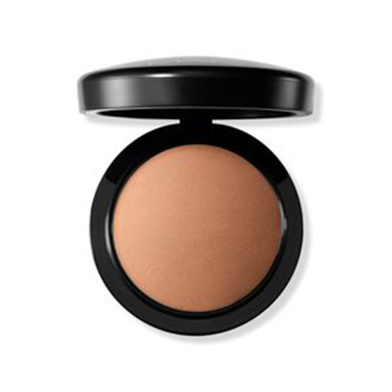 Polvo horneado de color oscuro intenso natural